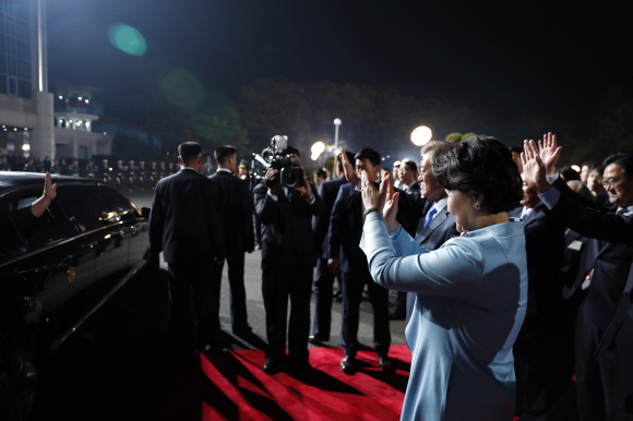 문재인 대통령과 김정숙 여사가 27일 경기도 파주 판문점 평화의집 앞에서 김정은 북한 국무위원장과 리설주 여사를 환송하고 있다.