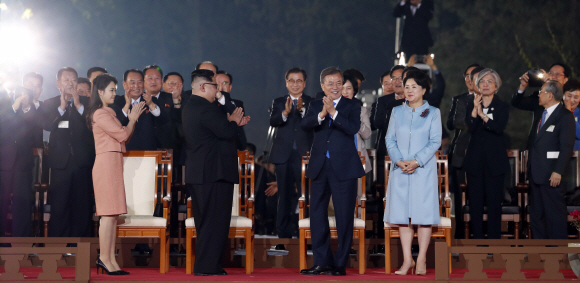 남북 정상 내외가 27일 오후 만찬후 판문점 평화의 집 앞에서 열린 공연을 보고 있다. 2018.4.27