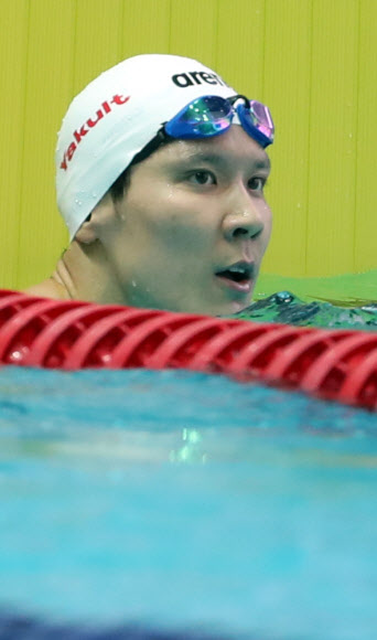 기록확인하는 박태환