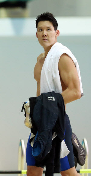 기록보며 퇴장하는 박태환