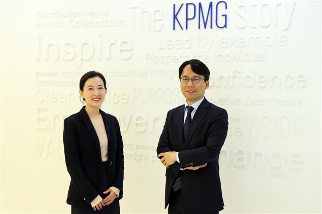 ‘북한 비즈니스 진출 전략’을 발간한 삼정KPMG 대북비즈니스지원센터의 리더 김광석(오른쪽) 전무와 조진희 수석연구원.  삼정KPMG 제공