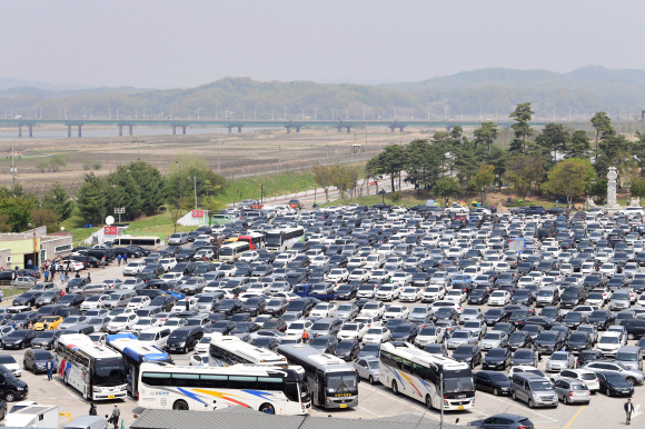 남북 정상회담 이후 북한에 대한 관심이 높아지고 있는 가운데 29일 경기 파주시 임진각에는 많은 관광객들이 몰리면서 주차장이 차량으로 꽉 차 있다. 정연호 기자 tpgod@seoul.co.kr