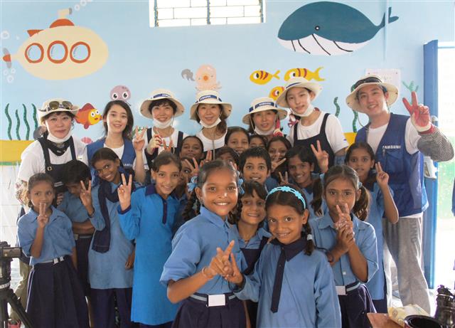 삼성물산 상사부문 직원들이 인도에 학교를 짓는 봉사활동에 참여해 현지 어린이들과 함께 기념사진을 찍고 있다. 삼성물산 제공