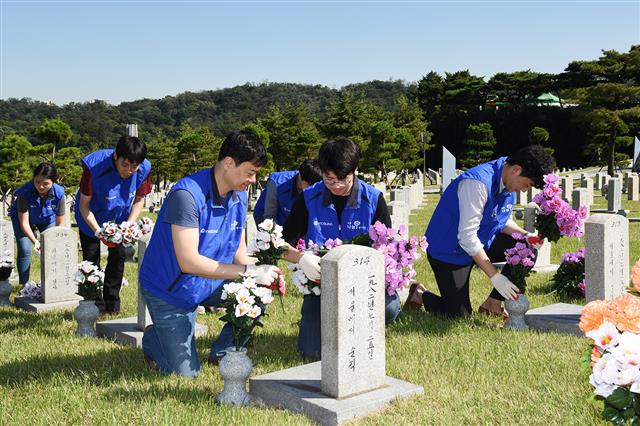 효성 본사 임직원들이 지난해 69주년 국군의 날을 앞두고 국립서울현충원을 방문해 묘역 정화 활동을 벌이는 모습. 효성 제공