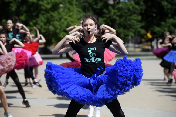 29일(현지시간) 리타 고비 앙상블의 멤버들과 국립무용극장 소속 무용수들이 헝가리 부다페스트에서 ‘세계 춤의 날’을 맞아 플래시 몹을 선보이고 있다. EPA 연합뉴스