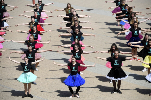 29일(현지시간) 리타 고비 앙상블의 멤버들과 국립무용극장 소속 무용수들이 헝가리 부다페스트에서 ‘세계 춤의 날’을 맞아 플래시 몹을 선보이고 있다. EPA 연합뉴스