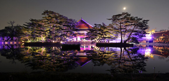 달빛과 함께 음악이 흐르는 경회루