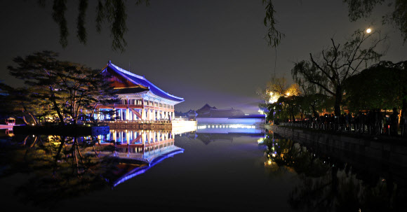 달빛 아래 음악 흐르는 경회루