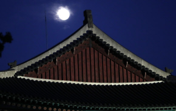 달빛흐르는 경복궁
