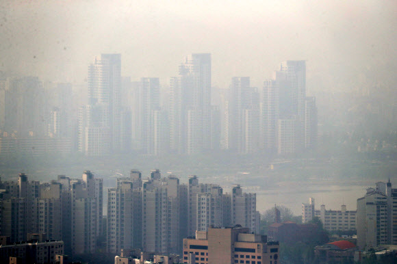 서울지역 미세먼지 농도가 나쁨 수준을 보인 30일 남산에서 바라본 서울 도심이 뿌옇다.  연합뉴스