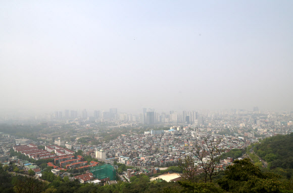 서울지역 미세먼지 농도가 나쁨 수준을 보인 30일 남산에서 바라본 서울 도심이 뿌옇다.  연합뉴스