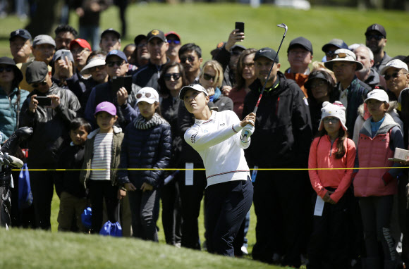 리디아 고가 30일 끝난 미여자프로골프(LPGA) 투어 메디힐 챔피언십 1번홀에서 그린을 향해 어프로치샷을 올리고 있다.AP 연합뉴스