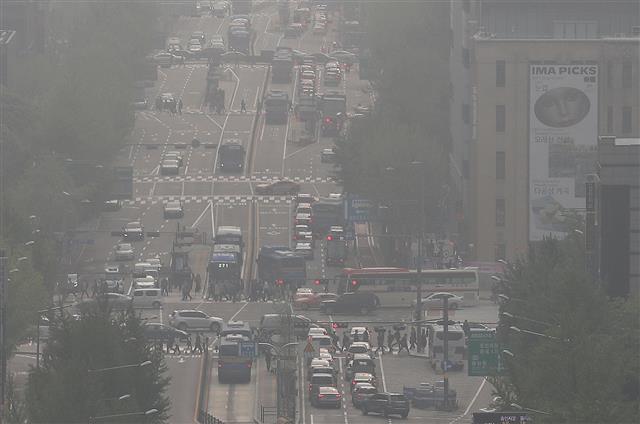 수도권 지역에 미세먼지 농도가 높은 30일 오전 서울 종로대로 일대가 뿌옇다.  국립환경과학원은 ”대기 정체로 대부분 지역에서 오전에 미세먼지 농도가 높다가 오후 들어 ’보통’ 수준을 나타낼 것으로 예상된다”고 전했다.  뉴스1
