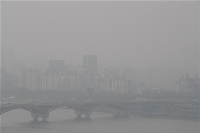 수도권과 남부 지역의 미세먼지 농도가 ’나쁨’ 수준을 보이는 30일 오전 서울 한강 일대 도심이 뿌옇다.  뉴스1