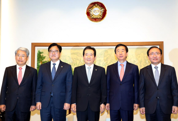 정세균 국회의장이 30일 오전 국회에서 여야 4개 교섭단체 원내대표들과 정례회동에 앞서 기념촬영을 하고있다. 왼쪽부터 바른미래당 김동철, 더불어민주당 우원식 원내대표, 정세균 국회의장, 자유한국당 김성태, 평화와 정의 노회찬 원내대표.  연합뉴스