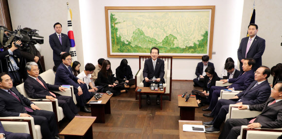 정세균 국회의장이 30일 오전 국회에서 여야 4개 교섭단체 원내대표들과 정례회동을 하고 있다. 왼쪽 두번째부터 바른미래당 김동철, 더불어민주당 우원식 원내대표, 정세균 국회의장, 자유한국당 김성태, 평화와 정의 노회찬 원내대표.  연합뉴스