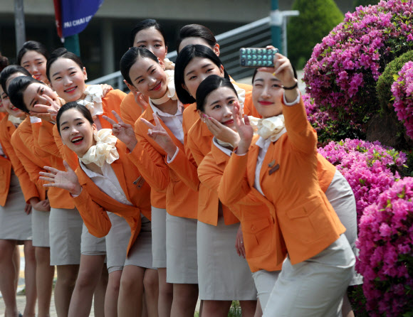 졸업을 앞둔 대전 배재대학교 항공운항과 4학년 학생들이 30일 교내에서 졸업사진을 찍으며 추억을 남기고 있다.  연합뉴스