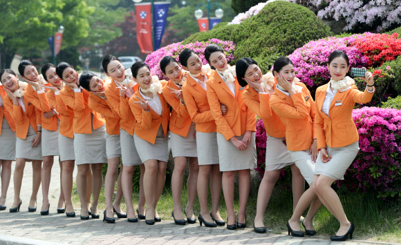 졸업을 앞둔 대전 배재대학교 항공운항과 4학년 학생들이 30일 교내에서 졸업사진을 찍으며 추억을 남기고 있다. 연합뉴스