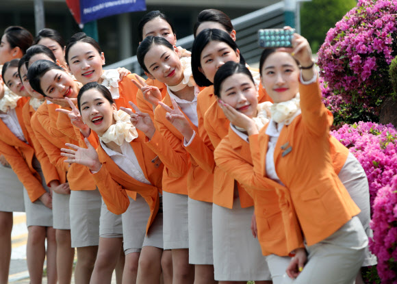 졸업을 앞둔 대전 배재대학교 항공운항과 4학년 학생들이 30일 교내에서 졸업사진을 찍으며 추억을 남기고 있다.  연합뉴스