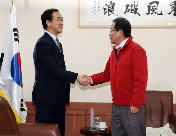 자유한국당 홍준표 대표가 30일 오후 서울 여의도 당사에서 4.27 남북정상회담 관련 현안보고를 위해 방문한 조명균 통일부 장관과 악수하고 있다.  연합뉴스