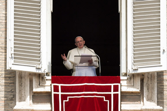 프란치스코 교황이 29일(현지시간) 성베드로 광장이 내려다보이는 바티칸 궁 창가에 서서 삼종기도를 이끌고 있다. 로마 AFP 연합뉴스