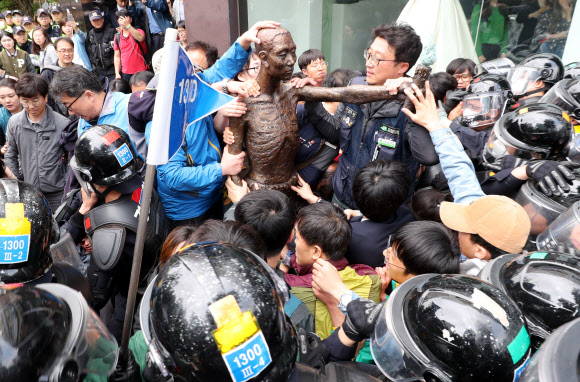 강제징용노동자상 시민단체 해산 시도하는 경찰