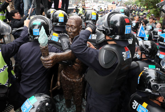 경찰, 강제징용노동자상 시민단체 강제해산