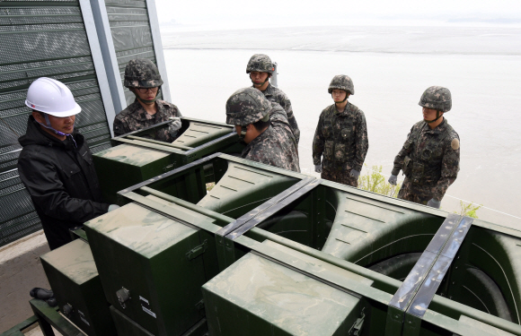 1일 오후 국군장병들이 ’판문점 선언’ 후속조치 첫 단계로 경기도 파주시 군사분계선(MDL) 교하소초에 설치된 대북 고정형 확성기 철거작업을 하고 있다.  파주 사진공동취재단