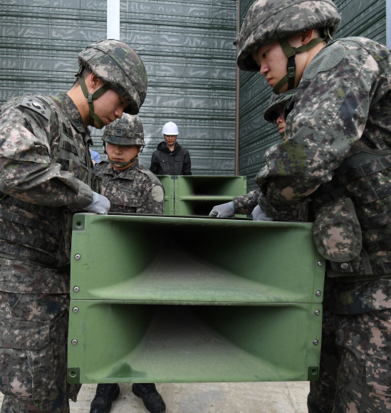 1일 오후 국군장병들이 ’판문점 선언’ 후속조치 첫 단계로 경기도 파주시 군사분계선(MDL) 교하소초에 설치된 대북 고정형 확성기 철거작업을 하고 있다.  파주 사진공동취재단