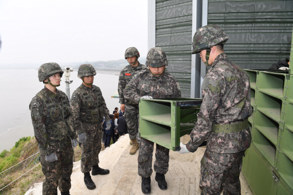 육군 9사단 교하중대 교하 소초 장병들이 1일 경기도 파주시 민간인 통제구역내 설치되어 있는 고정형 대북 확성기를 철거하고 있다. 이호정 전문기자 hojeong@seoul.co.kr