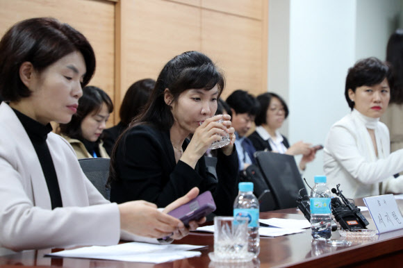 물 마시는 서지현 검사