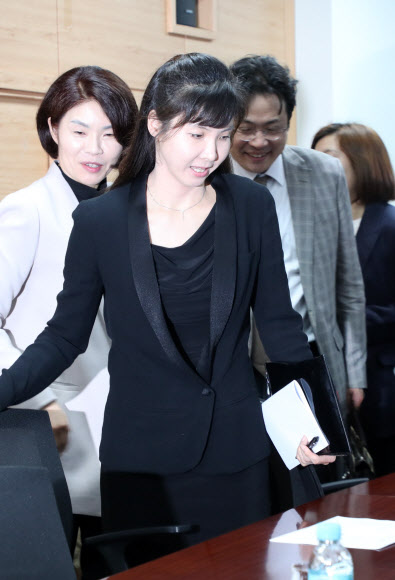 자리에 앉는 서지현 검사