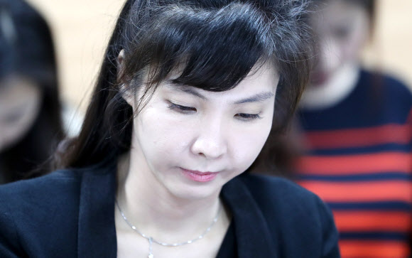 자료 살피는 서지현 검사