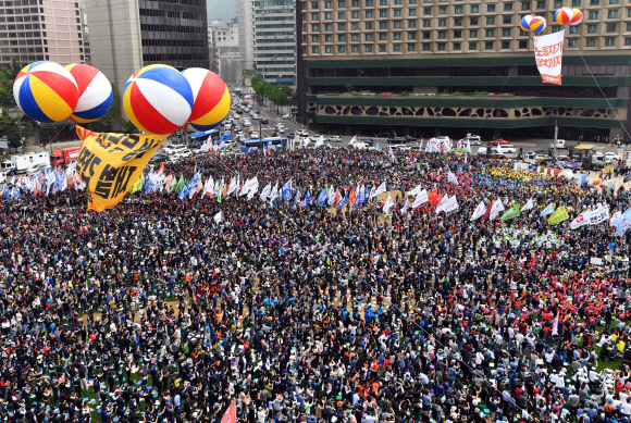 근로자의 날인 1일 서울시청 앞 서울광장에서 민주노총 주최로 열린 ‘128주년 세계 노동절 대회’에 참가한 노동자 1만여명이 구조조정 중단, 정리해고 중단, 노동3권 보장 등을 촉구하고 있다. 박지환 기자 popocar@seoul.co.kr