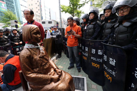 민주노총 부산본부를 비롯한 시민?노동단체들이 1일 오후 부산 동구 초량동 일본영사관 인근에서 노동자대회를 열고 있는 가운데 경찰이 소녀상 주변을 둘러싸고 있다. 시민단체는 이곳에 강제징용노동자상 설치를 예고했다.  연합뉴스