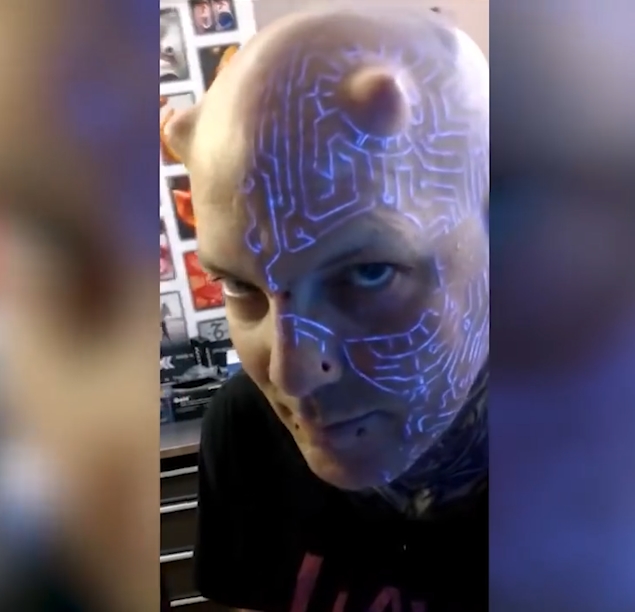 30여 년간 자신의 신체를 변형시켜 러스 폭스(Russ Foxx)라는 남성(유튜브 영상 캡처)