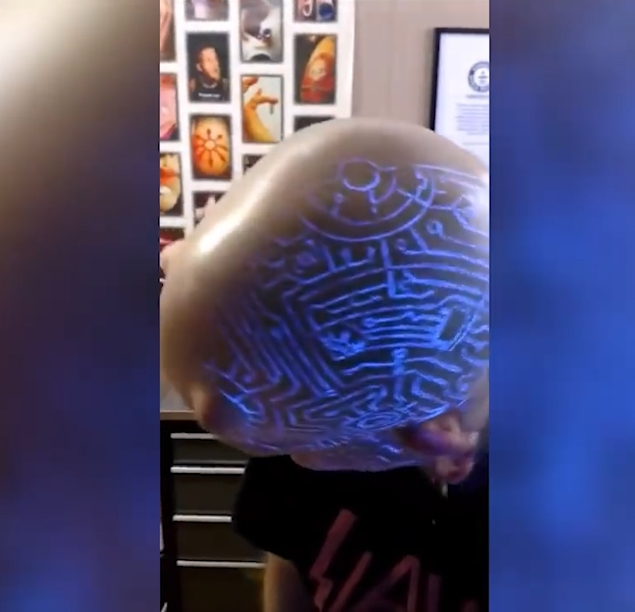 30여 년간 자신의 신체를 변형시켜 러스 폭스(Russ Foxx)라는 남성(유튜브 영상 캡처)