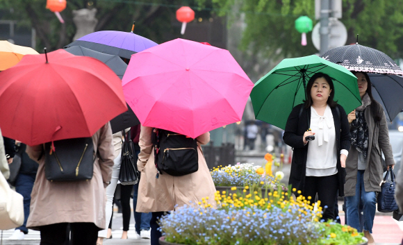비가 내린 2일 서울 광화문 사거리에서 시민들이 우산을 쓰고 출근길을 재촉하고 있다. 2018. 5. 2. 박윤슬 기자 seul@seoul.co.kr