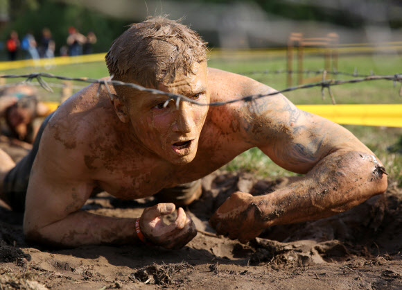 1일(현지시간) 벨라루스의 민스크에서 열린 ‘Bison race’ 익스트림 런에 참여한 참가자들이 진흙을 통과하고 있다. EPA 연합뉴스