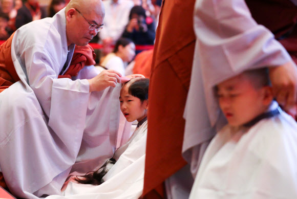 삭발식하는 동자승들