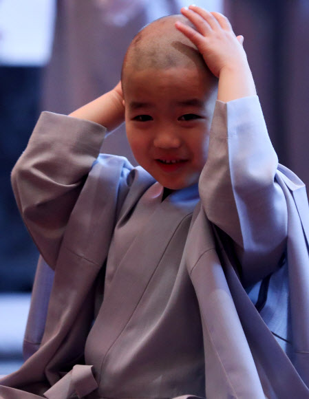 ’어색해진 짧은 머리’