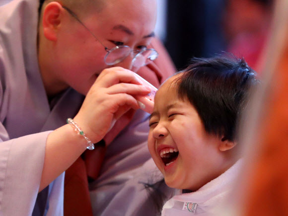 삭발식이 즐거운 동자승