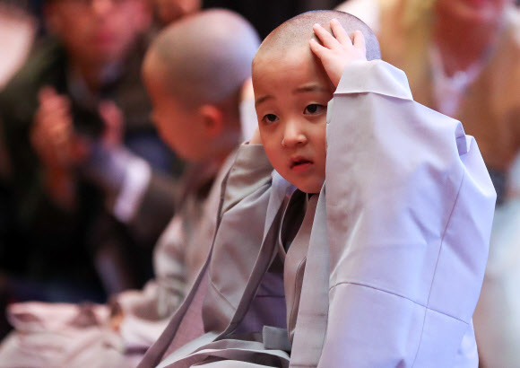 ’어색해진 짧은 머리’