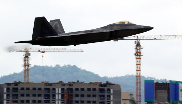 광주공항서 이륙하는 F-22 랩터