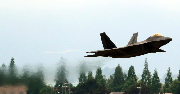 또다시 한반도 찾은 F-22 랩터