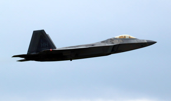 이륙하는 F-22랩터