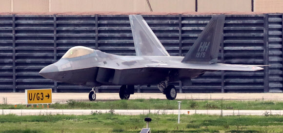이륙준비하는 F-22 랩터