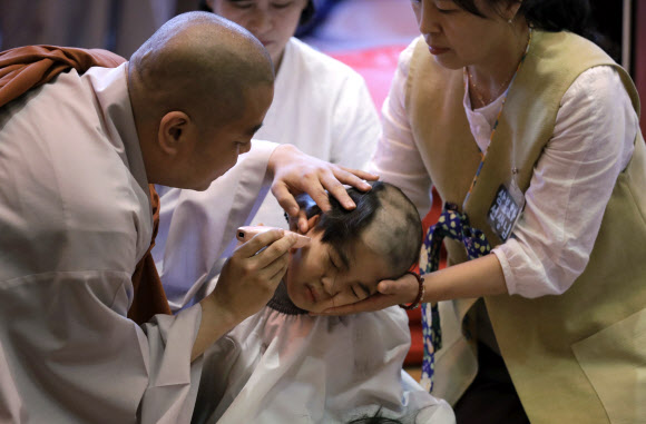 한 동자승이 2일(현지시간) 서울 종로구 조계사에서 부처님오신날을 앞두고 삭발을 하고 있다. AP 연합뉴스