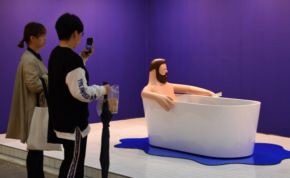 2일 오전 서울 강남구 삼성동 코엑스에서 열린 ’제5회 아트토이컬쳐 2018’을 찾은 사람들이  전시장을 관람하고 있다. 2018.5.2 도준석 기자 pado@seoul.co.kr