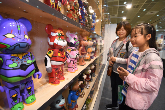 2일 오전 서울 강남구 삼성동 코엑스에서 열린 ’제5회 아트토이컬쳐 2018’을 찾은 사람들이  전시장을관람하고 있다. 2018.5.2 도준석 기자 pado@seoul.co.kr